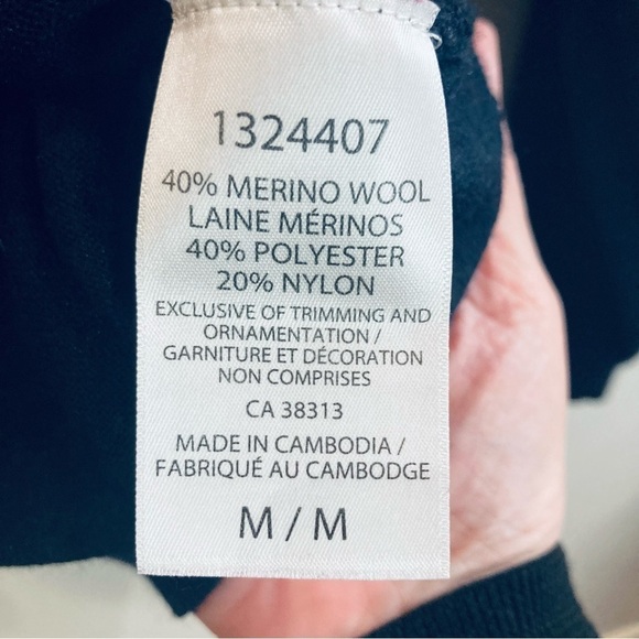 IBEX Sz M V-Nexk Long Sleeve Merino Blend  Fine Lightweight Sweater - Picture 3 of 8